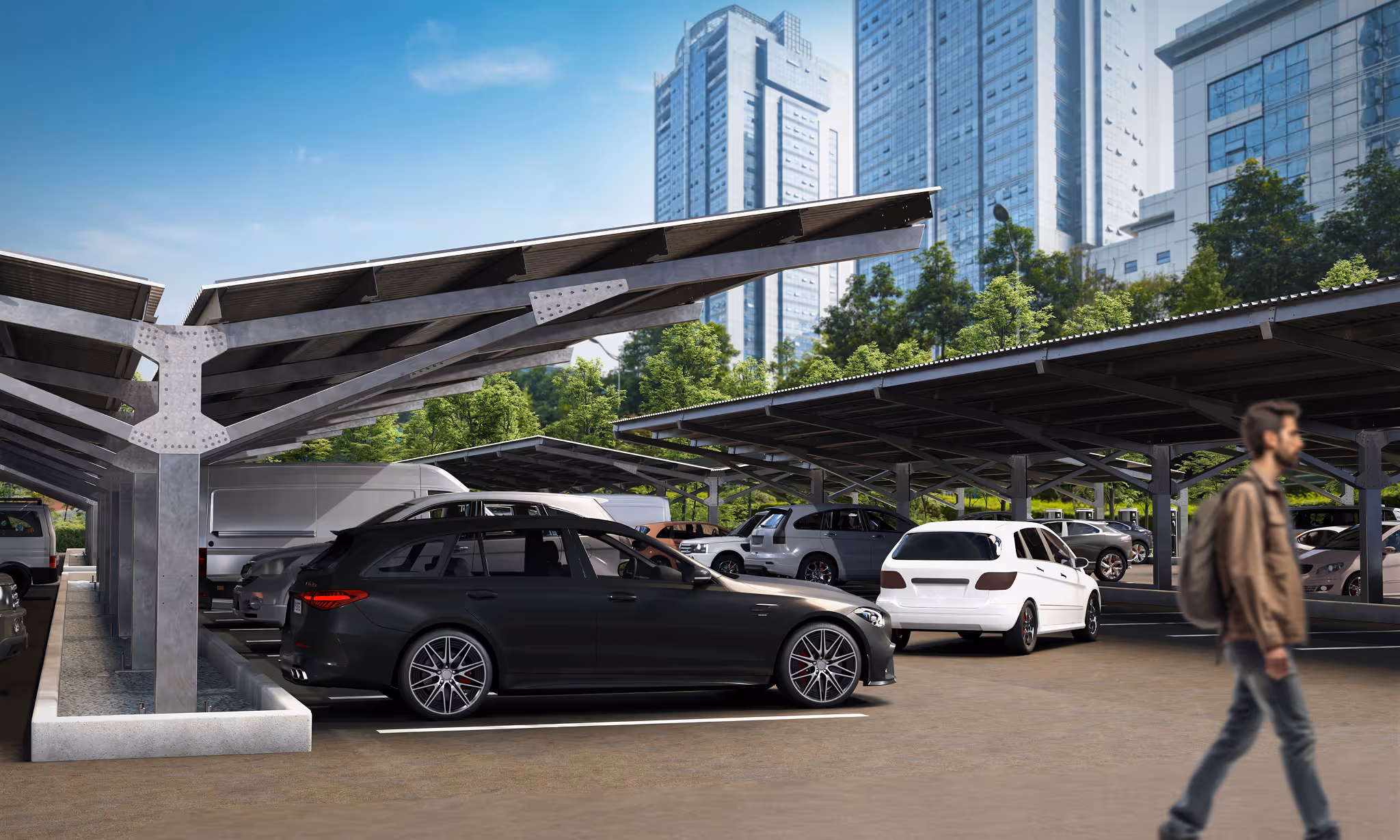 Ein moderner städtischer Parkplatz mit mehreren Autos, darunter ein schwarzer Sportkombi und ein weisser Kompaktwagen, die unter robusten Solar-Carports aus Stahl parken. Die Konstruktion besteht aus schrägen, verzinkten Stahlträgern mit sichtbaren Schraubverbindungen und einem Wellblechdach. Im Vordergrund läuft ein Mann mit Rucksack vorbei, während im Hintergrund hohe Bürogebäude und üppige grüne Bäume unter einem klaren blauen Himmel zu sehen sind.