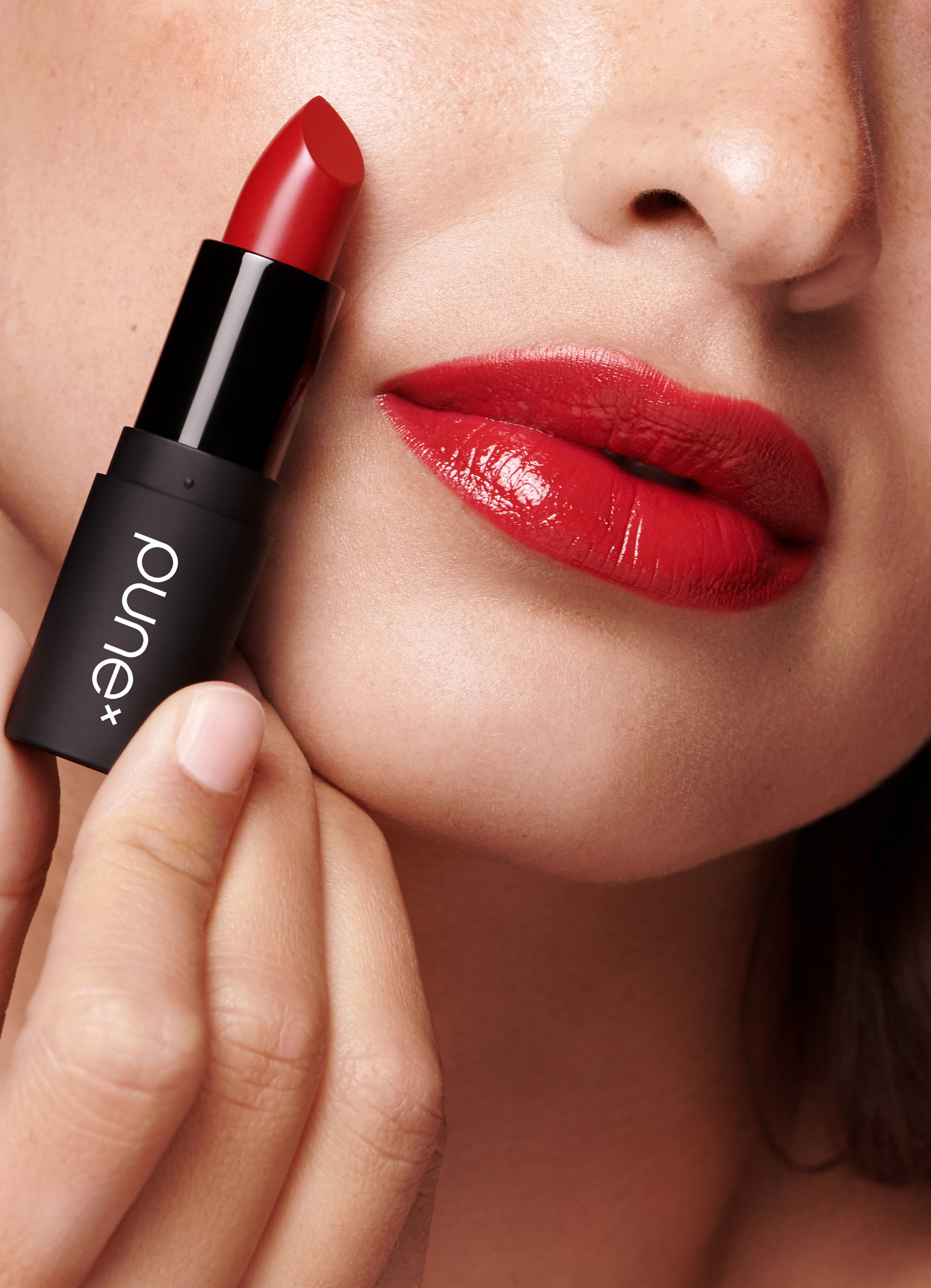 Model brengt PUNE lippenstift aan