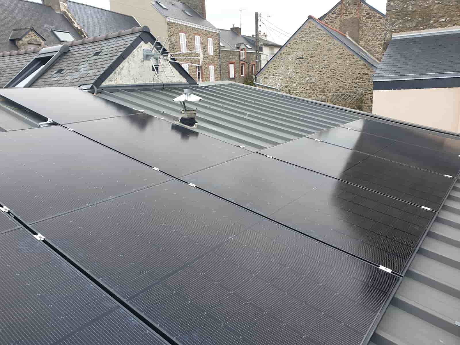 Les panneaux solaires bifaciaux sont conçus pour capter la lumière sur leurs deux faces