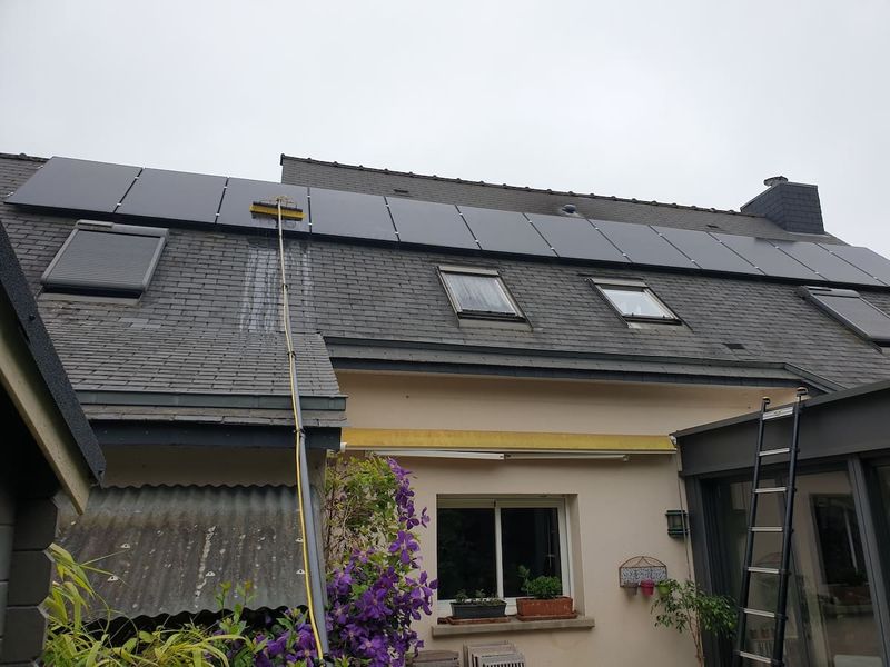 Les panneaux solaires doivent être nettoyés régulièrement. La saleté réduit leur rendement. Poussières, feuilles ou excréments d’oiseaux bloquent la lumière.