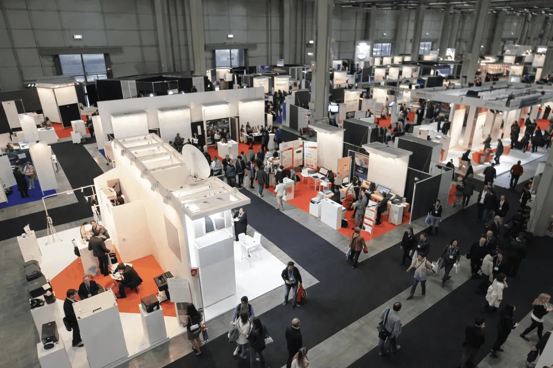 Arnaque panneaux solaires en foire : faux commerciaux, pression à signer, aucune rétractation. Nos conseils pour éviter les pièges avant d'investir dans le solaire.