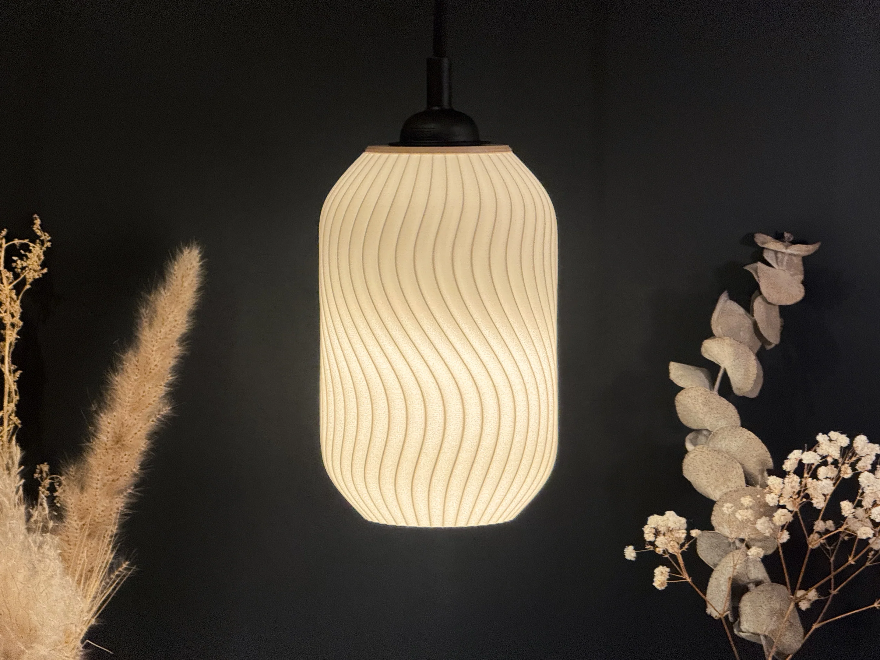 Dieser stilvolle 3D-gedruckte Lampenschirm überzeugt durch sein modernes, minimalistisch inspiriertes Design. Perfekt für eine gemütliche Atmosphäre in deinem Zuhause - ob im Wohnzimmer, Schlafzimmer oder als stilvolle Ergänzung zu deiner bestehenden Beleuchtung. 💡 Hergestellt aus nachhaltigem PLA
Der Lampenschirm wird aus hochwertigem PLA (Polylactid) gefertigt - einem umweltfreundlichen Biokunststoff, der aus Maisstärke gewonnen wird. PLA ist nicht nur langlebig, sondern auch biologisch abbaubar unter industriellen Bedingungen. 📏 Grösse
Der Lampenschirm hat eine ungefähre Höhe von 18 cm. ⚙️ Drei Varianten für verschiedene Fassungen
➜ E27: Standardgrösse für gängige Lampensockel
➜ E14: Kleinere Fassung für kompakte Leuchten
➜ 8 mm Öffnung: Ideal zum Durchfädeln eines Kabels für individuelle DIY-Projekte 🔍 Hinweis
Leuchtmittel und Lampenaufhängung sind nicht im Lieferumfang enthalten. Prinzipiell sind die meisten E27/E14 Aufhängungen kompatibel. In den Bildern sind die Aufhängungen "SUNNEBY", "HEMMA" und "STRÅLA" zu sehen.
Der Lampenschirm ist für den Einsatz mit LED-Leuchtmitteln optimiert, da PLA hitzeempfindlicher ist als herkömmliche Materialien. 🎨 Individuelle Farben & Anpassungen
Jeder Lampenschirm wird mit höchster Präzision im 3D-Druckverfahren gefertigt. Auf Anfrage sind weitere Farben und personalisierte Anpassungen möglich. ✨ Handgefertigt & mit Liebe zum Detail
Jeder Lampenschirm wird nach Bestellung gefertigt, um Ressourcen zu schonen und höchste Qualität zu gewährleisten.