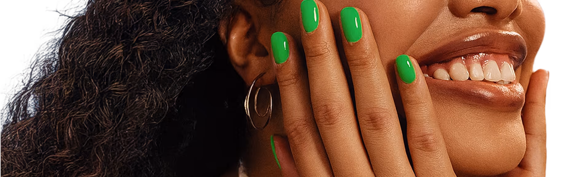 Femme se tenant le visage