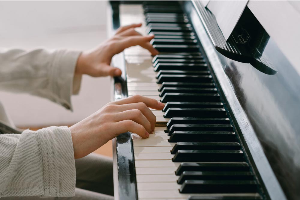 en person som spiller piano