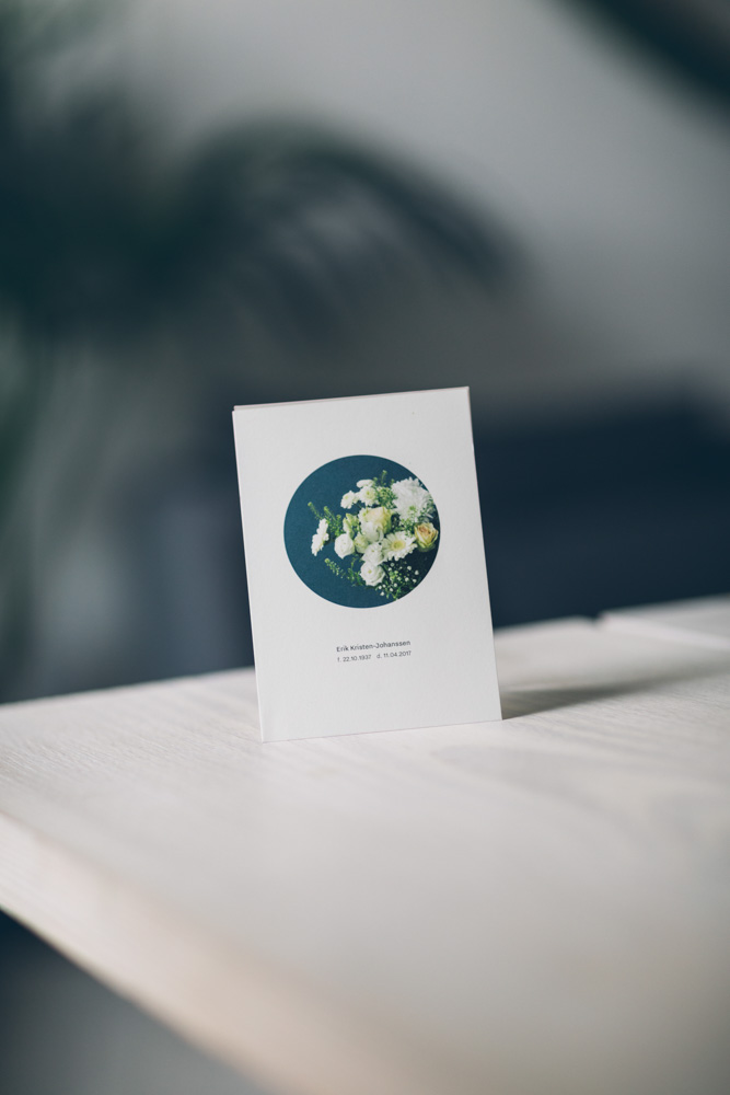 et navnekort med avdødes navn og dato
