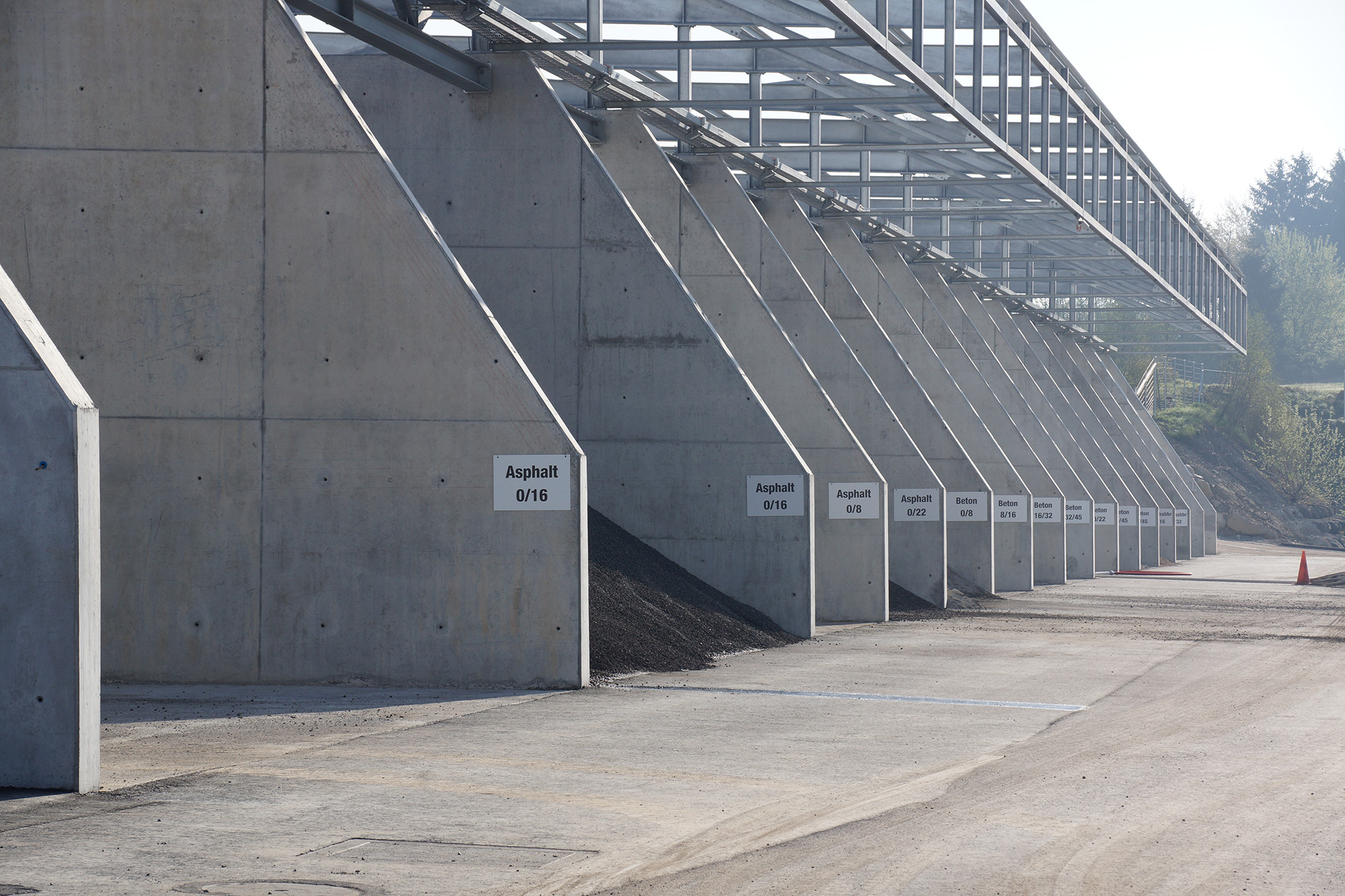 Recycling Bereiche getrennt mit Beton-Wänden