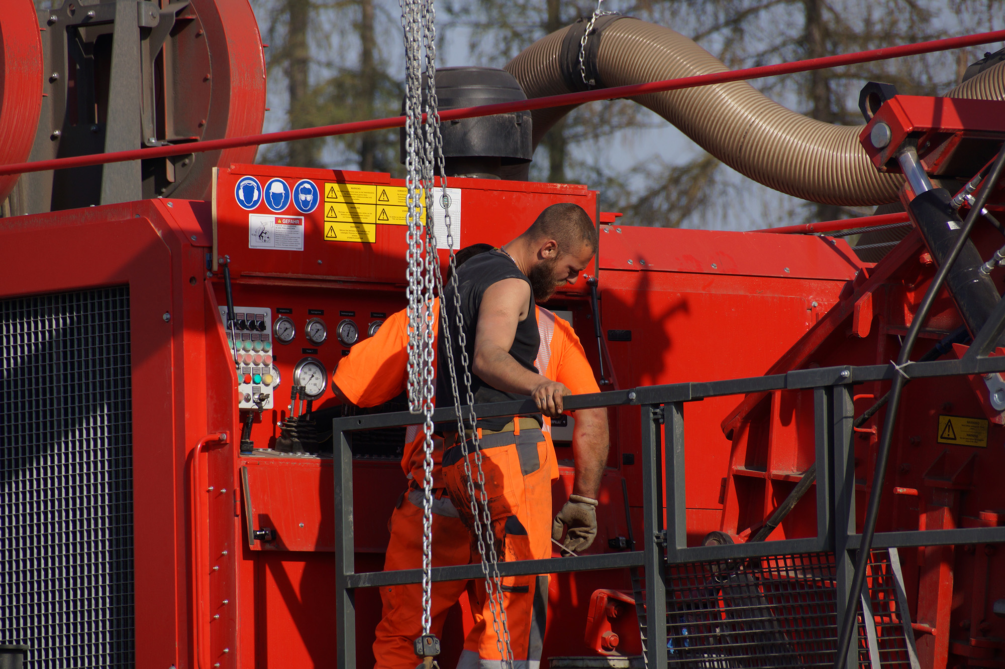 Arbeiter bedient eine Maschine