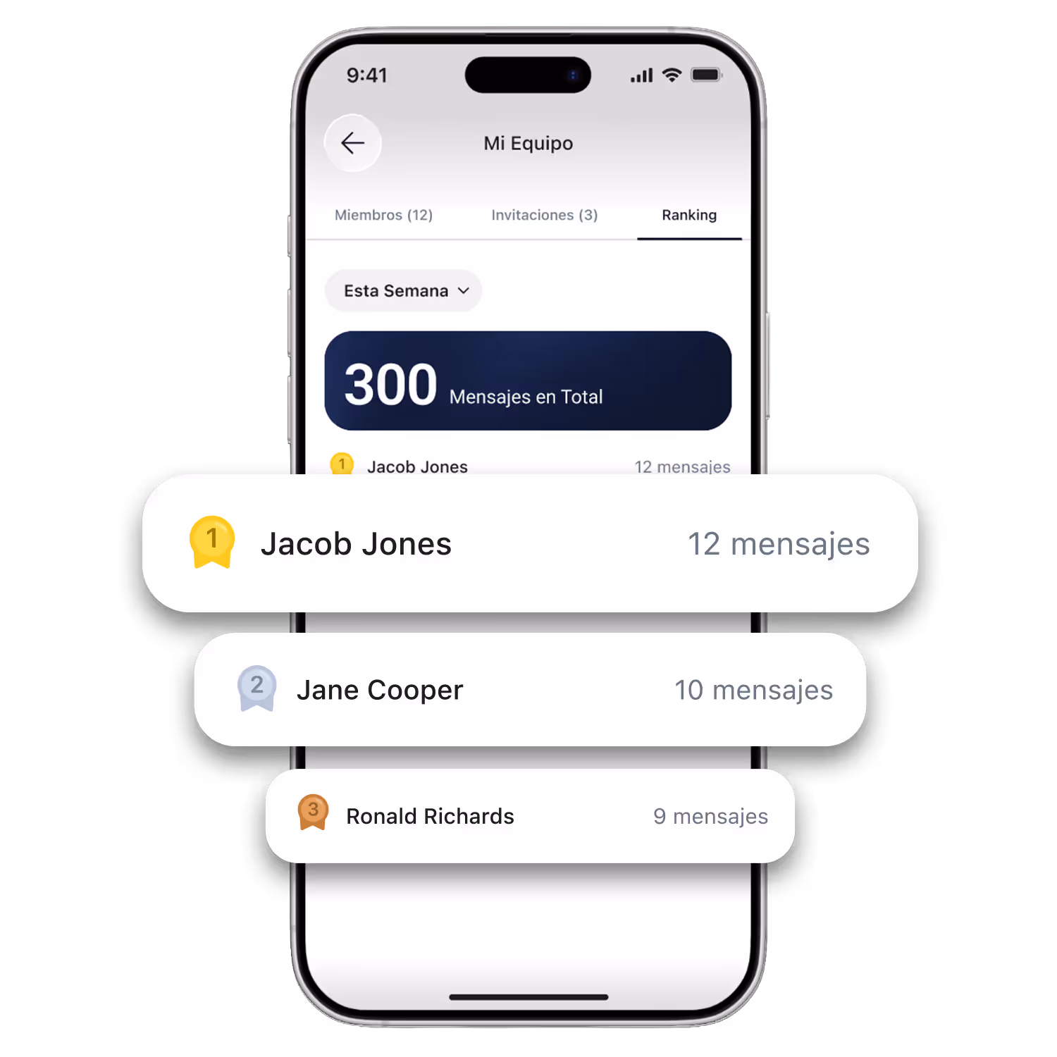 Cuatro granjeros parados en un campo al atardecer, sonriendo y mirando juntos sus teléfonos inteligentes.