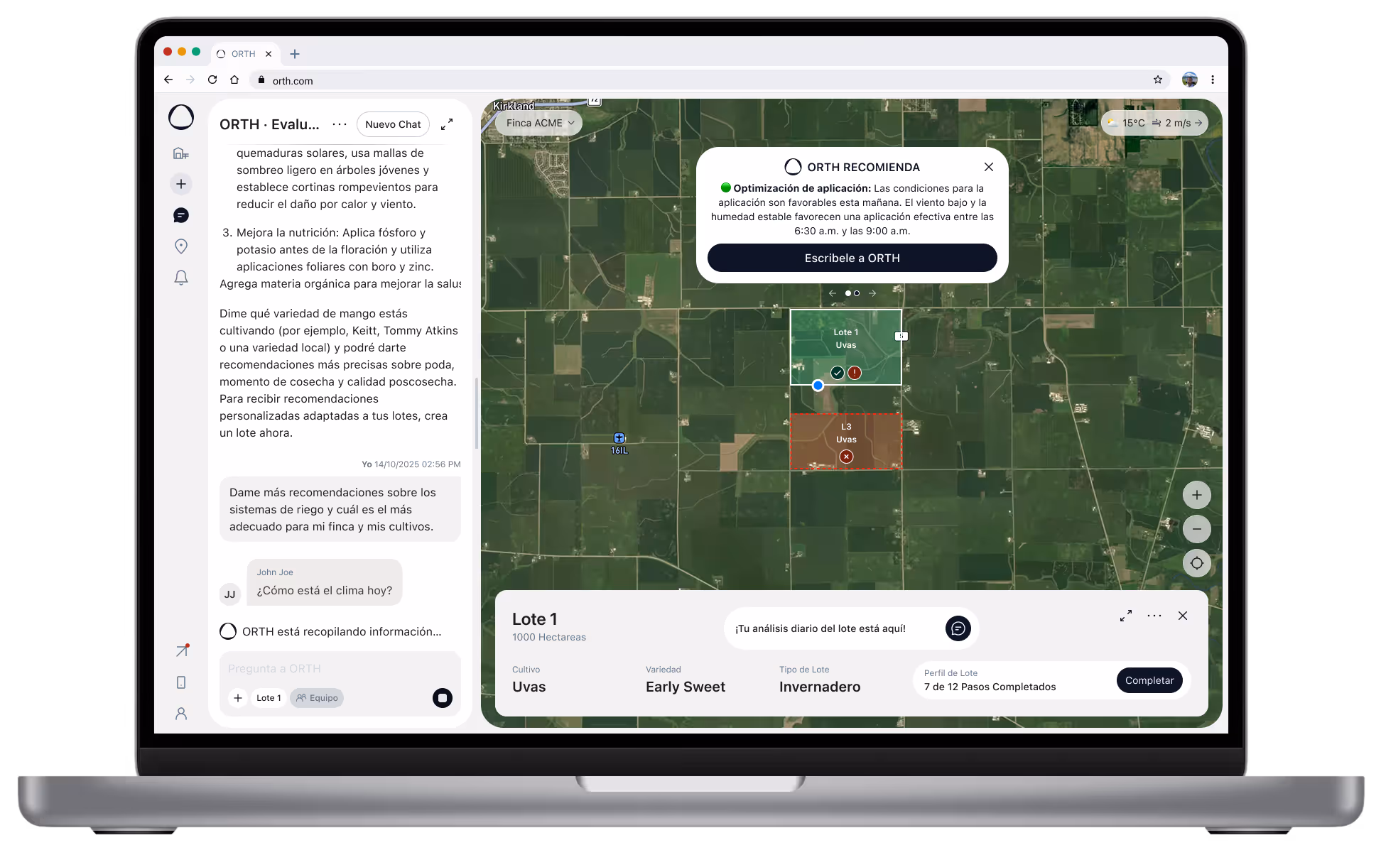 Cuatro granjeros parados juntos en un campo al atardecer, sonriendo y mirando sus teléfonos inteligentes.
