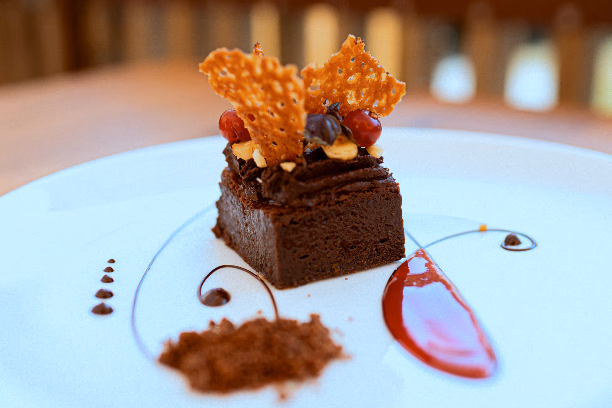 Dessert au chocolat travaillé avec fruits et décor croquant – création pâtissière gourmande Smartbox Signature