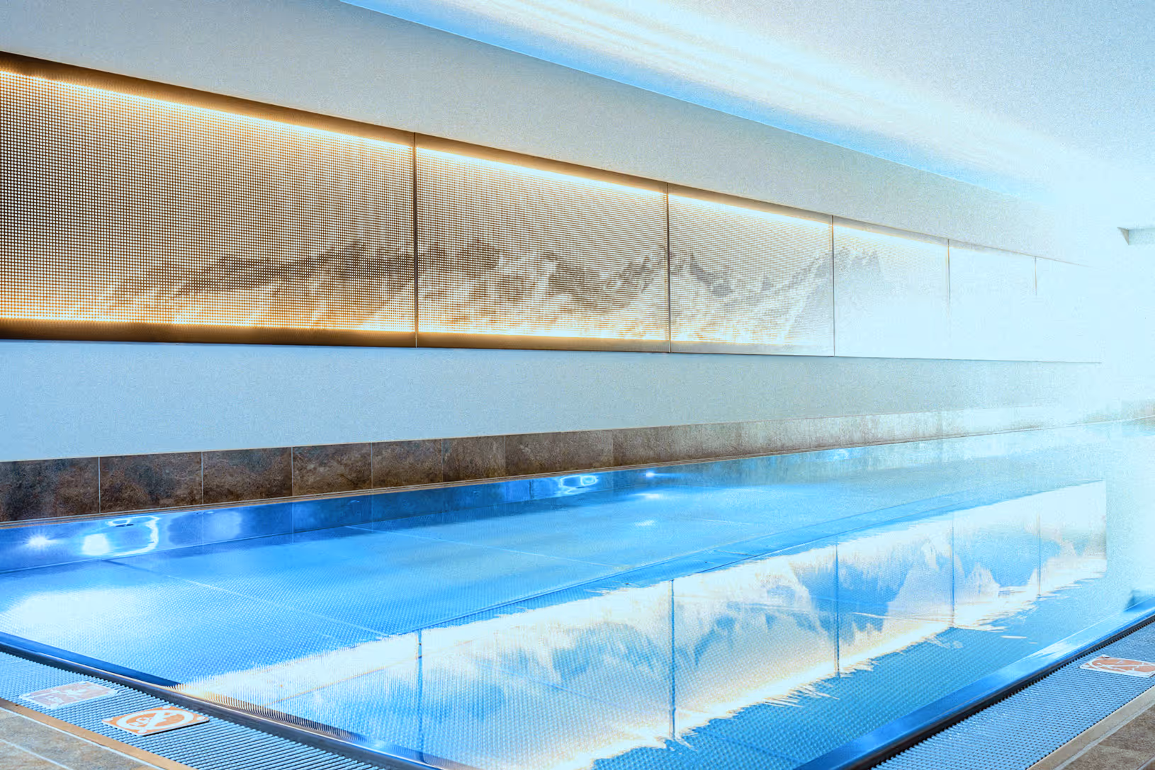 Piscine intérieure chauffée avec ambiance apaisante – expérience bien-être haut de gamme Smartbox Signature