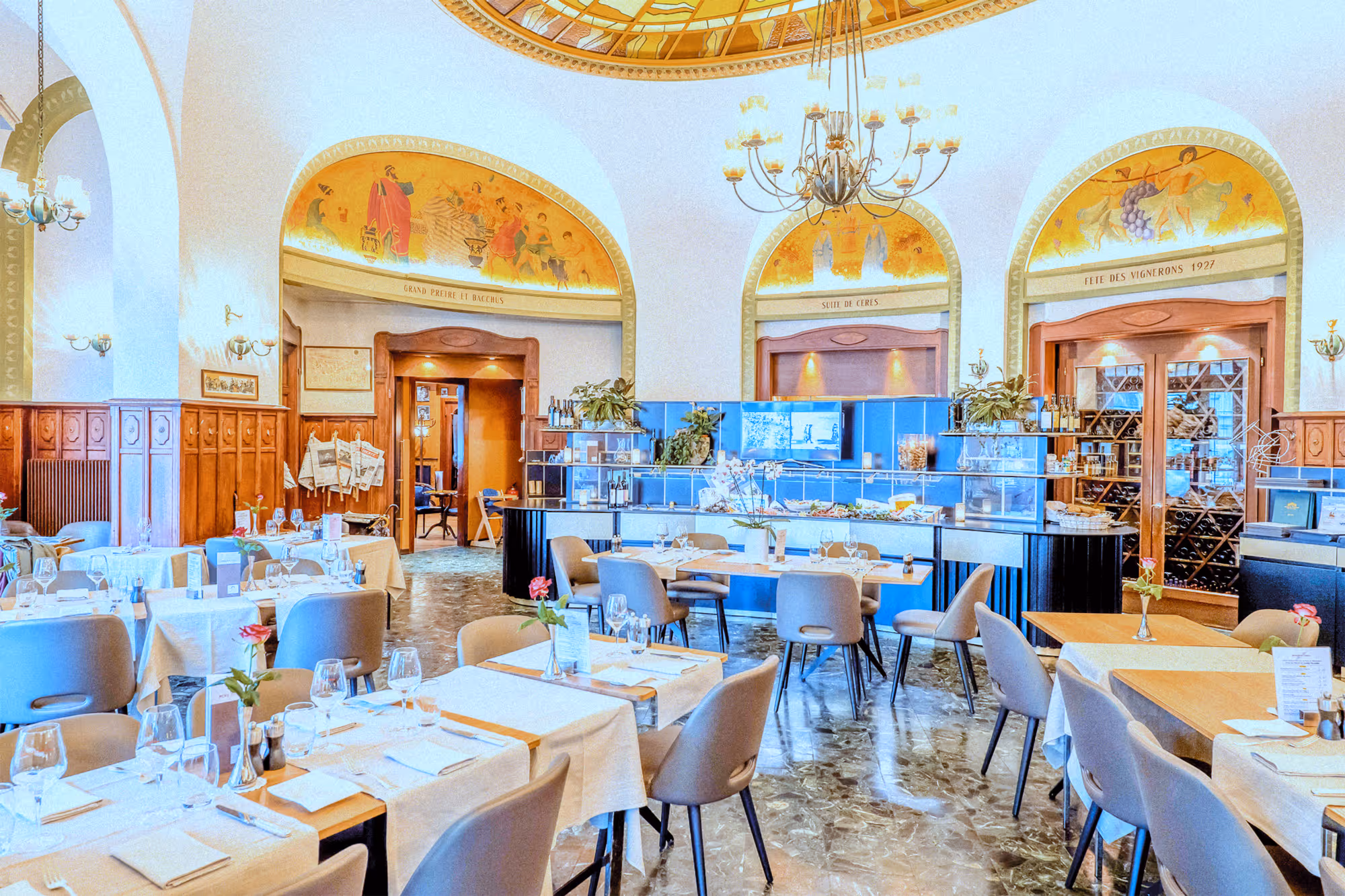 Salle de restaurant élégante sous coupole peinte – dîner raffiné et ambiance intemporelle Smartbox Signature