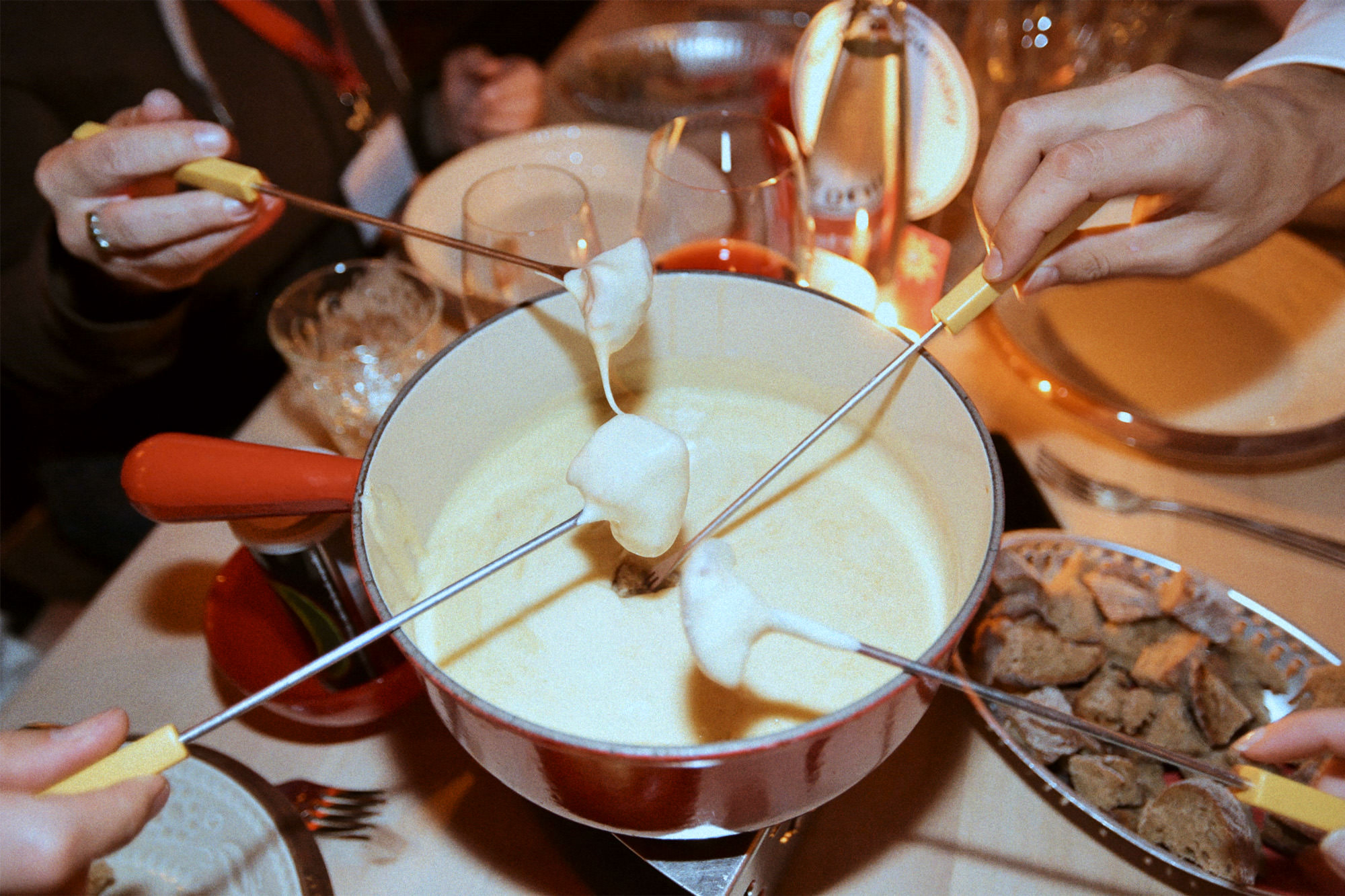 Dîner convivial autour d’une fondue suisse au fromage – expérience culinaire chaleureuse Smartbox Signature