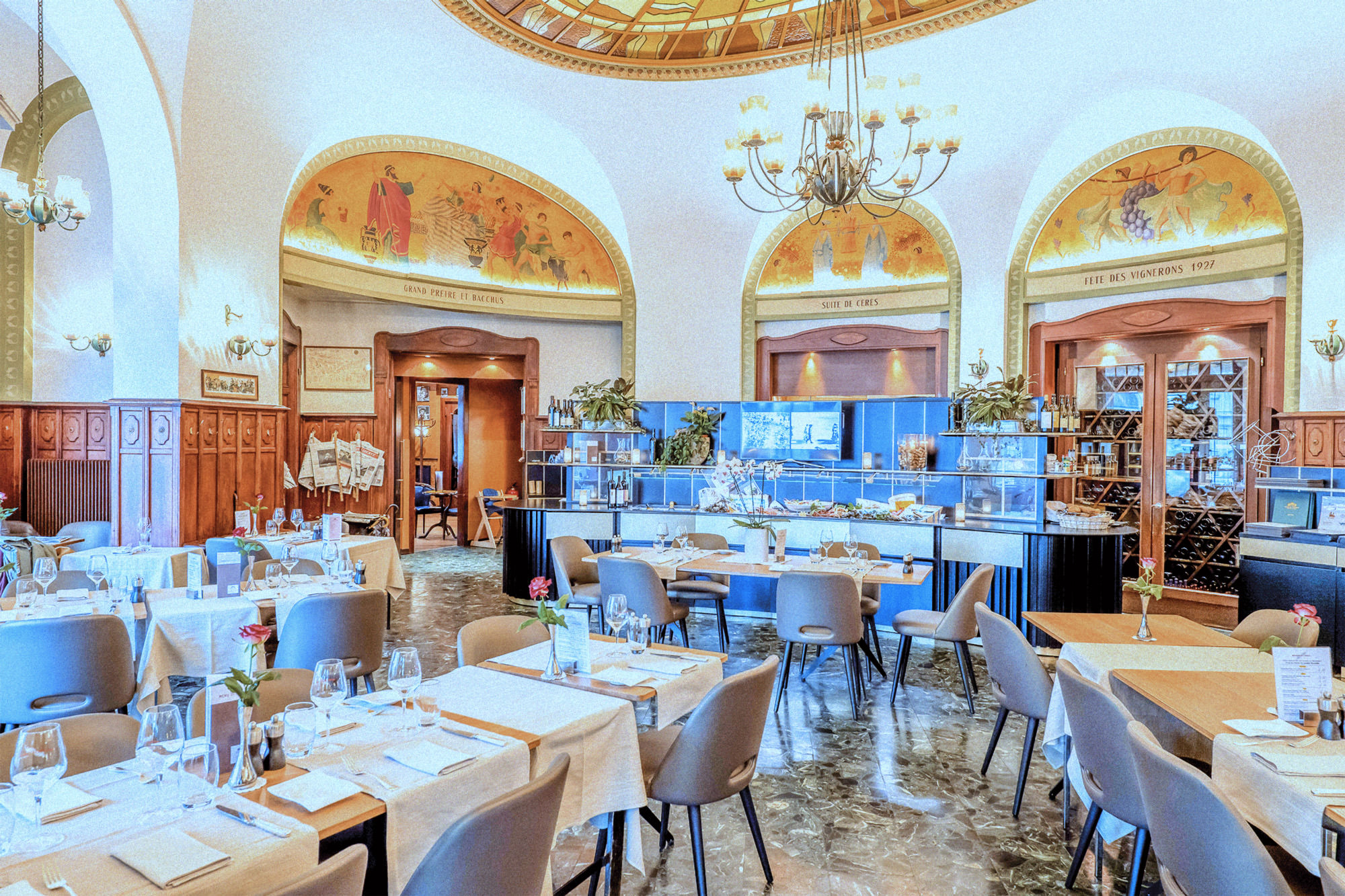 Salle de restaurant élégante sous coupole peinte – dîner raffiné et ambiance intemporelle Smartbox Signature