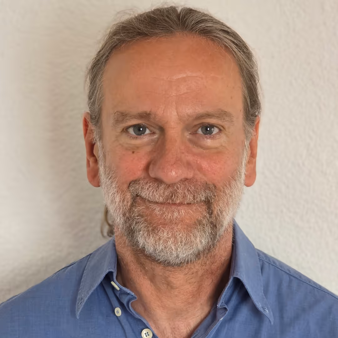 Dr Thomas Haupt ist Verkehrsarzt der Stufe 4 und lächelt freundlich in die Kamera.