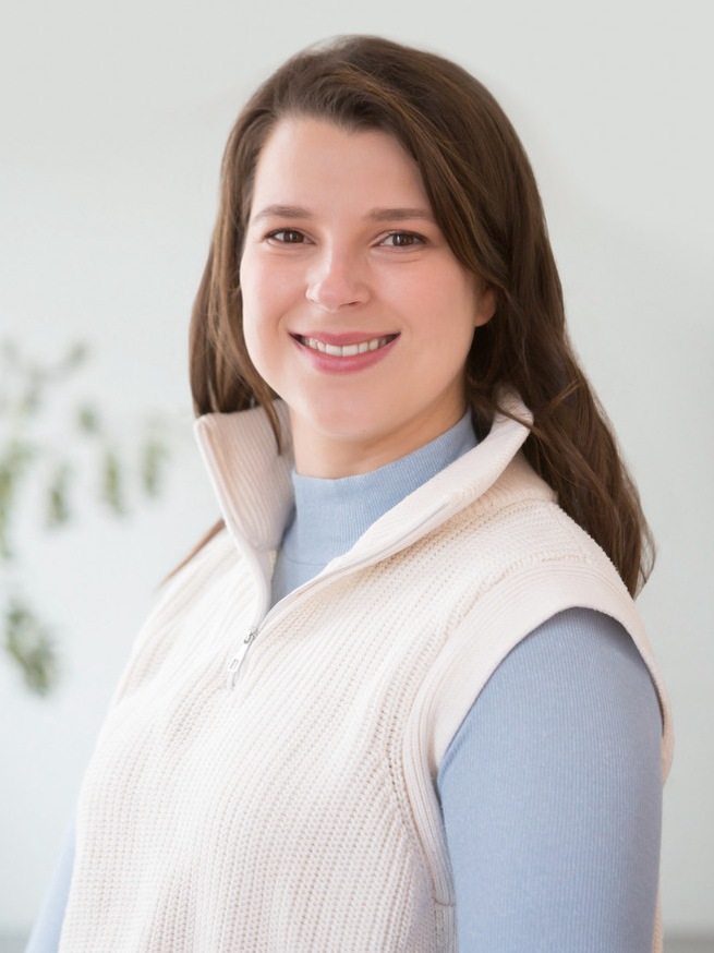image of a pharmacist volunteer assisting in a clean, clinical environment