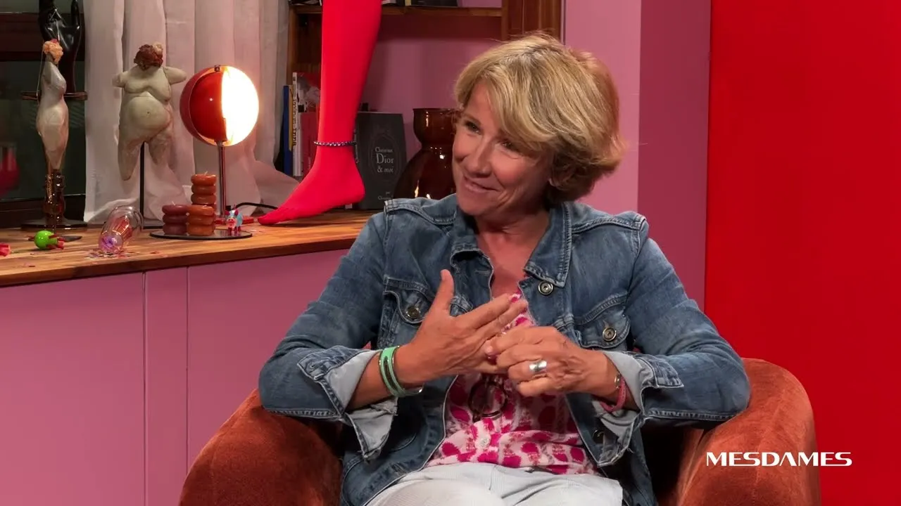 Ariane raconte son parcours de femme aux côtés des mâles dominants du petit écran. Aujourd’hui elle est comédienne car à 50 ans, elle a osé le théâtre !