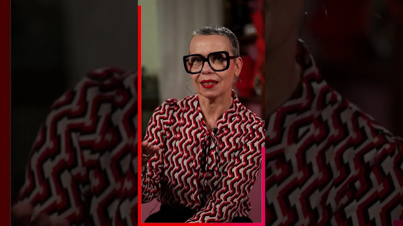 À 56 ans, Sophie s'est lancée dans le cabaret burlesque. Après un stage où elle a appris l'art de l'effeuillage, elle a osé se produire sur scène.