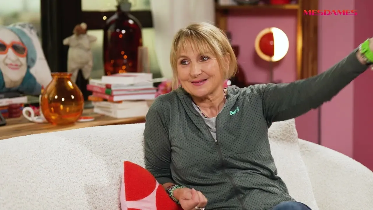 À 56 ans, Sophie Lavaud gravit son 14e sommet de 8 000 mètres dans l’Himalaya. Sur la canapé de Mesdames, elle revient sur son parcours de femme ordinaire aux sommets de l’extraordinaire, entre dépassement de soi, peur et risques mortels.