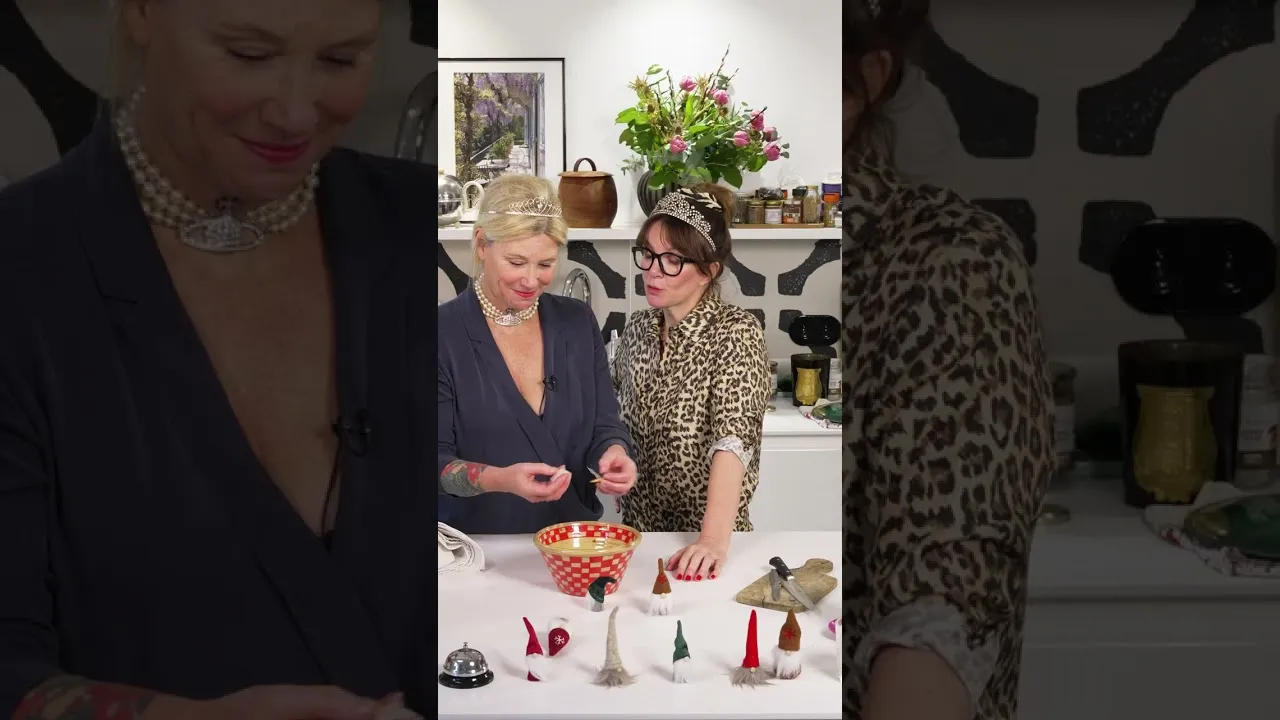 Dans le nouveau format Mesdames, A Taaaaable, Maïtena et Delphine Plisson nous donne la recette d’une entrée de saison pour vos repas de fête : un carpaccio de saint Jacques !