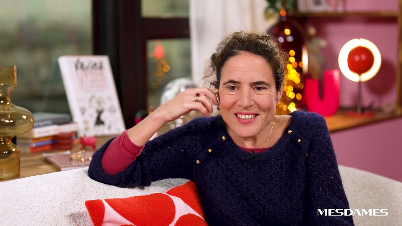 Sur le canapé de Mesdames, à l’occasion de la sortie de son livre 11 Quai Branly, Mazarine M. Pingeot se confie sur son parcours, marqué par le passage du secret à la surexposition. Elle nous raconte comment elle a traversé la solitude de son enfance et réussit malgré tout à se construire une vie de femme en dehors du personnage « de la fille cachée du président Mitterrand ».