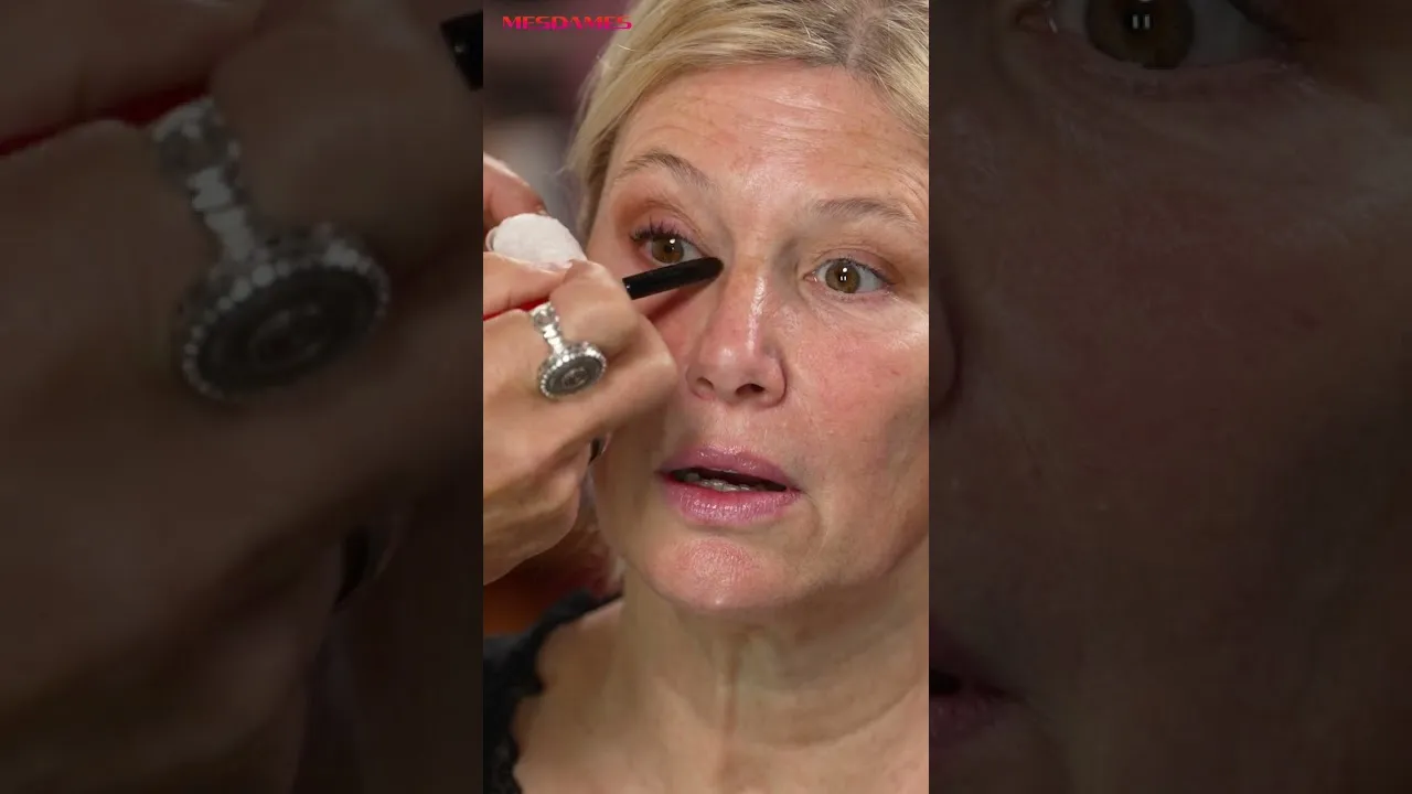 Mesdames avec Lancôme vous présentent Belle, Belle, Belle ! : une série de tutos maquillage. Fred Marin, maquilleur des stars vous explique comment sublimer vos lèvres, votre teint et vos yeux; Simplement parce qu'après 45 ans c’est bien d’avoir des conseils pour se maquiller autrement. Dans cette vidéo Fred conseille Maïtena
