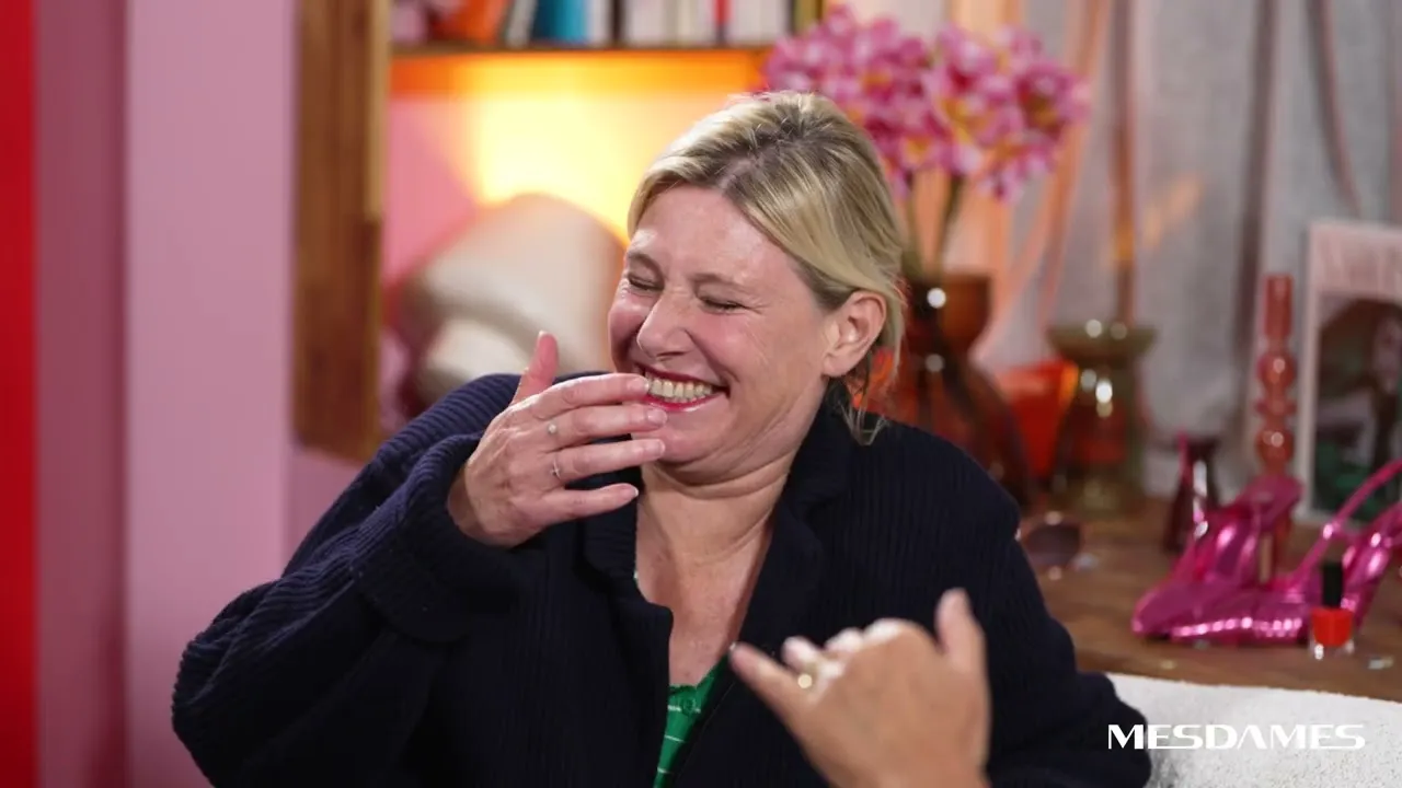 Sur le canapé de Mesdames, Angela Lorente, figure incontournable de la télé-réalité ( productrice du Loft) revient sur son parcours atypique et son style unique. Si elle aime choquer et «  bousculer les codes », elle fait également preuve d’une grande humanité. Elle nous dévoile les coulisses des émissions culte auxquelles elle a participé ( Greg le Millionaire, Mon incroyable fiancé, Koh Lanta….)