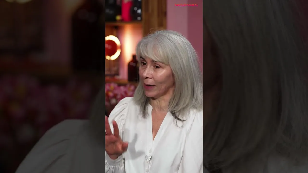 Mesdames en collaboration avec Lancôme vous proposent de rencontrer Fred Marin le maquilleur des stars. Raviver le teint, équilibrer les traits du visage et jouer avec les contrastes, aujourd'hui Fred nous montre comment se maquiller en couleur pour réveiller les cheveux blancs !