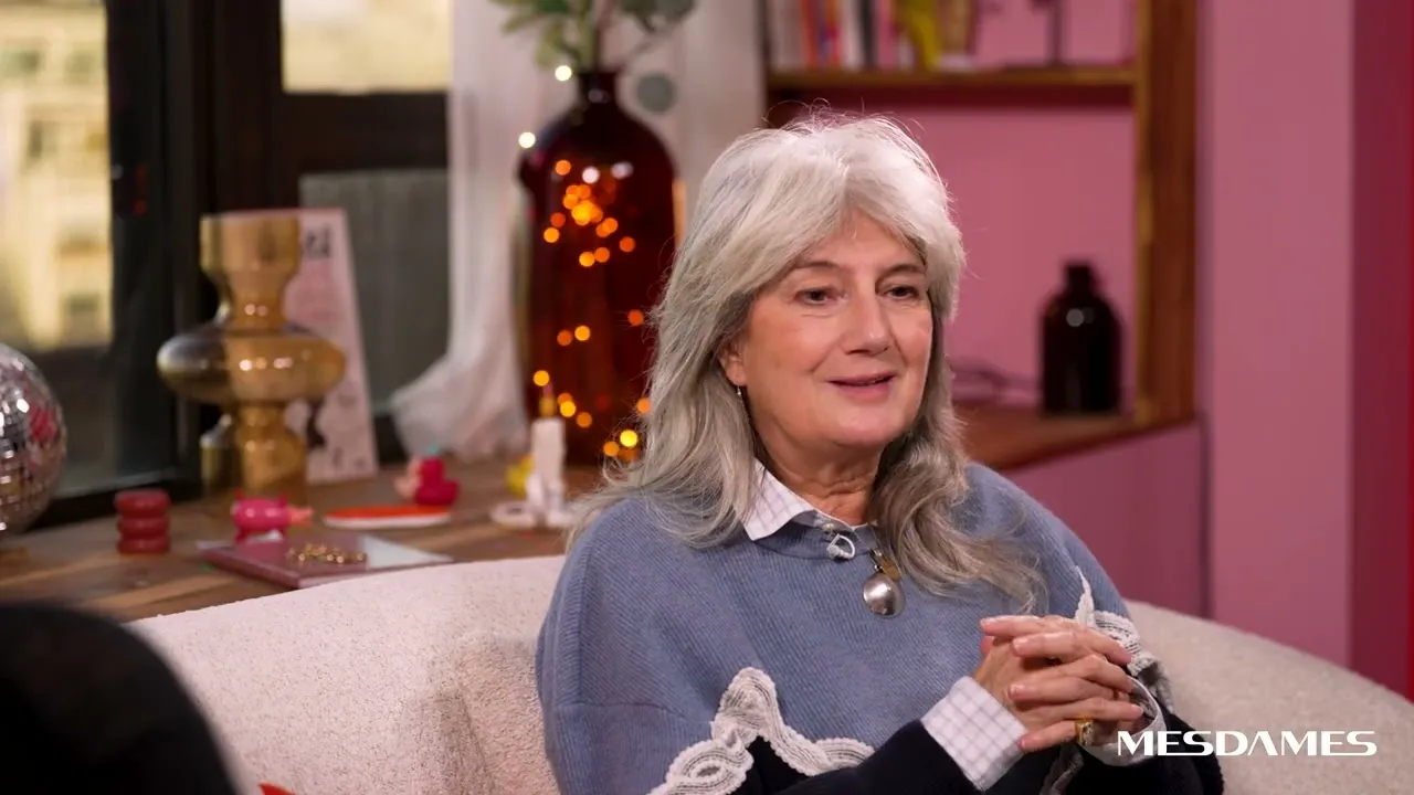 Sur le canapé de Mesdames, Sophie Fontanel, critique de mode, écrivaine et créatrice de contenus, revendique la liberté et l’audace de vieillir à contre-courant. Elle partage sa vision du vêtement comme outil d’expression et livre ses conseils mode après 50 ans. Se réinventer, renouveler l’envie et assumer sa singularité : Voilà la méthode Sophie Fontanel.