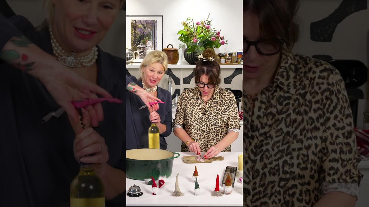 Maïtena et Delphine Plisson sont de retour en cuisine pour nous donner la recette d’un plat de saison facile et gourmand pour vos repas de fête : Une fricassée de volaille au vin blanc, champignons et crème !