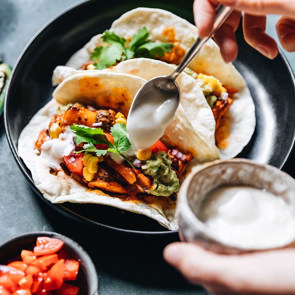 Preparing a taco