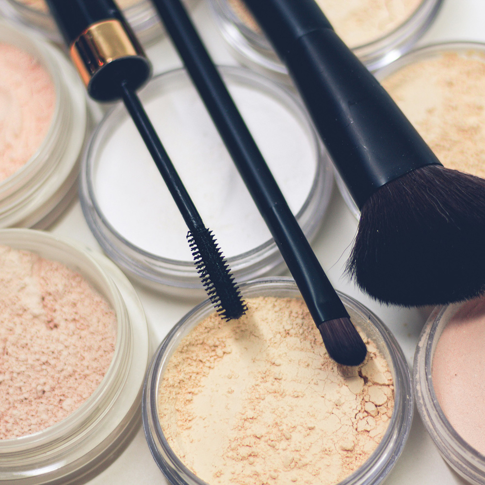 Make-up brushes and powders