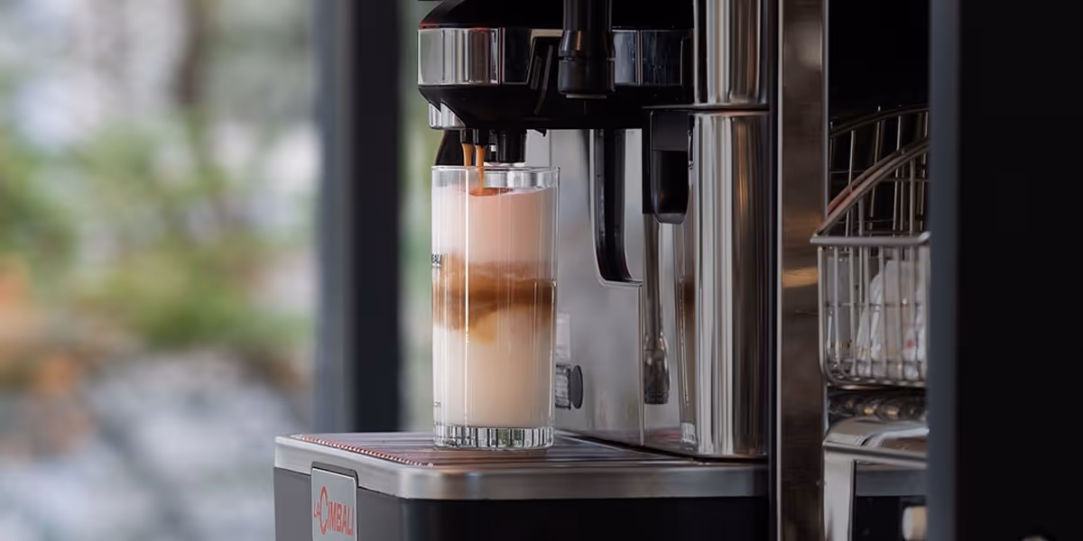 Seitenansicht Vollautomat Kaffeemaschine welche einen Latte Macchiato macht