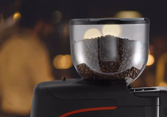 Kaffeemaschine mit Bohnenbehälter gefüllt mit Kaffeebohnen