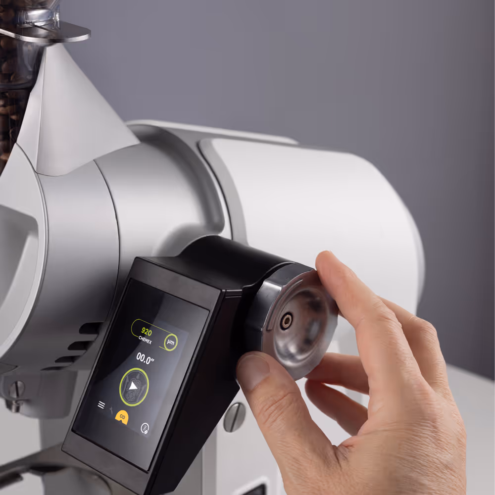 Weiße Kaffeemühle mit Bedienfeld, Mahlgrad wird eingestellt