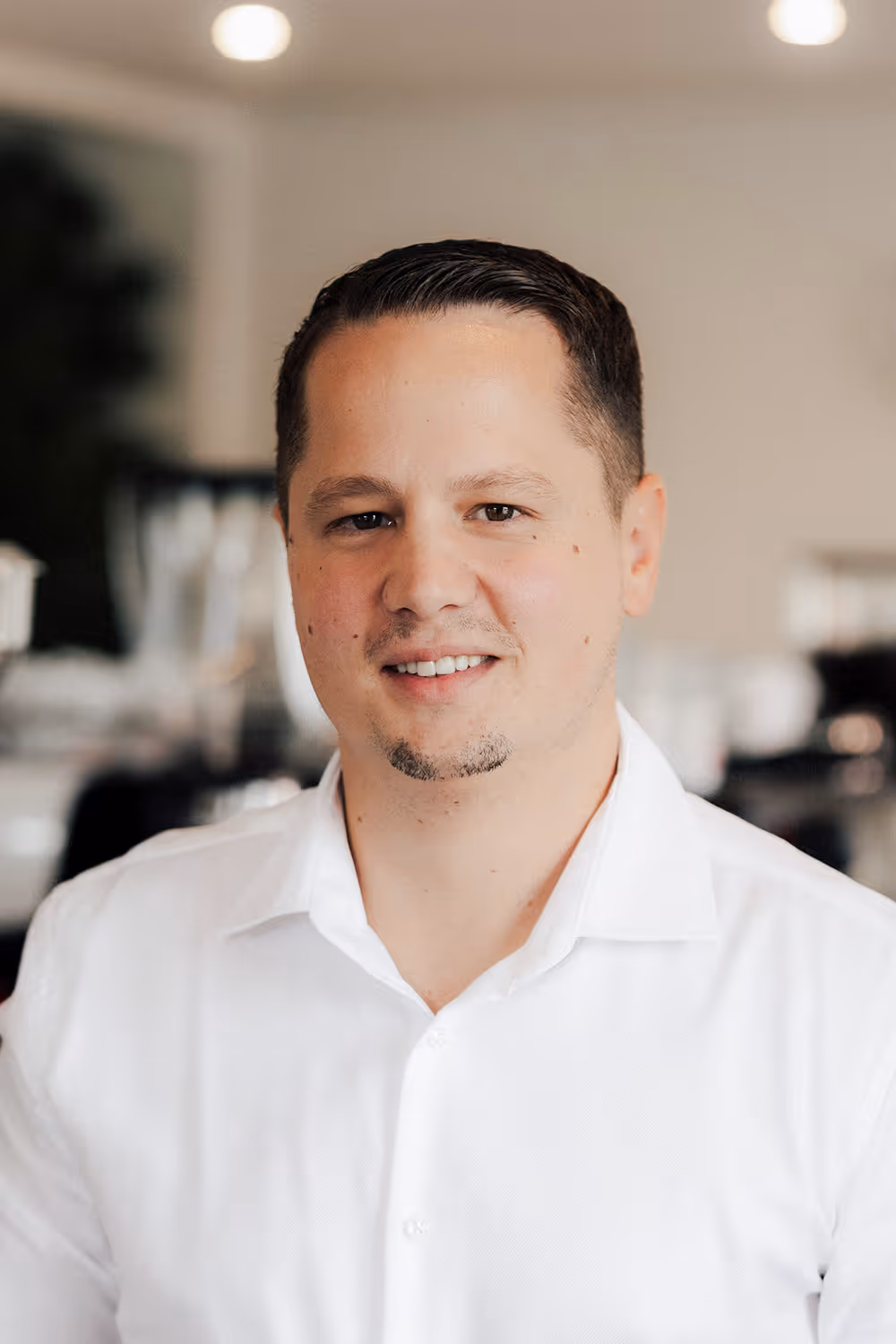 Ein Portrait eines jungen Mannes mit weißem Hemd