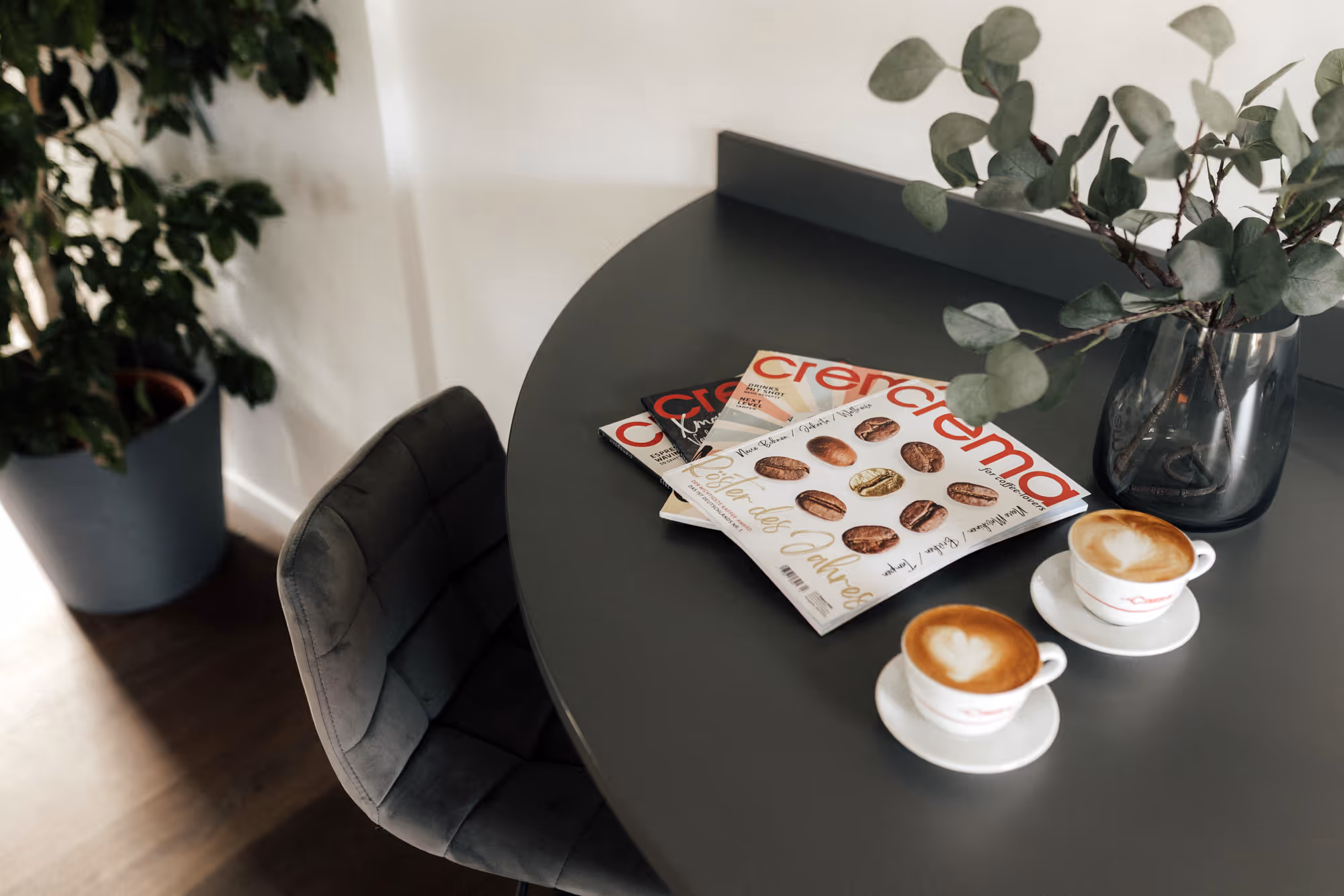 Tisch mit Broschüren über Kaffee und Kaffeemaschinen