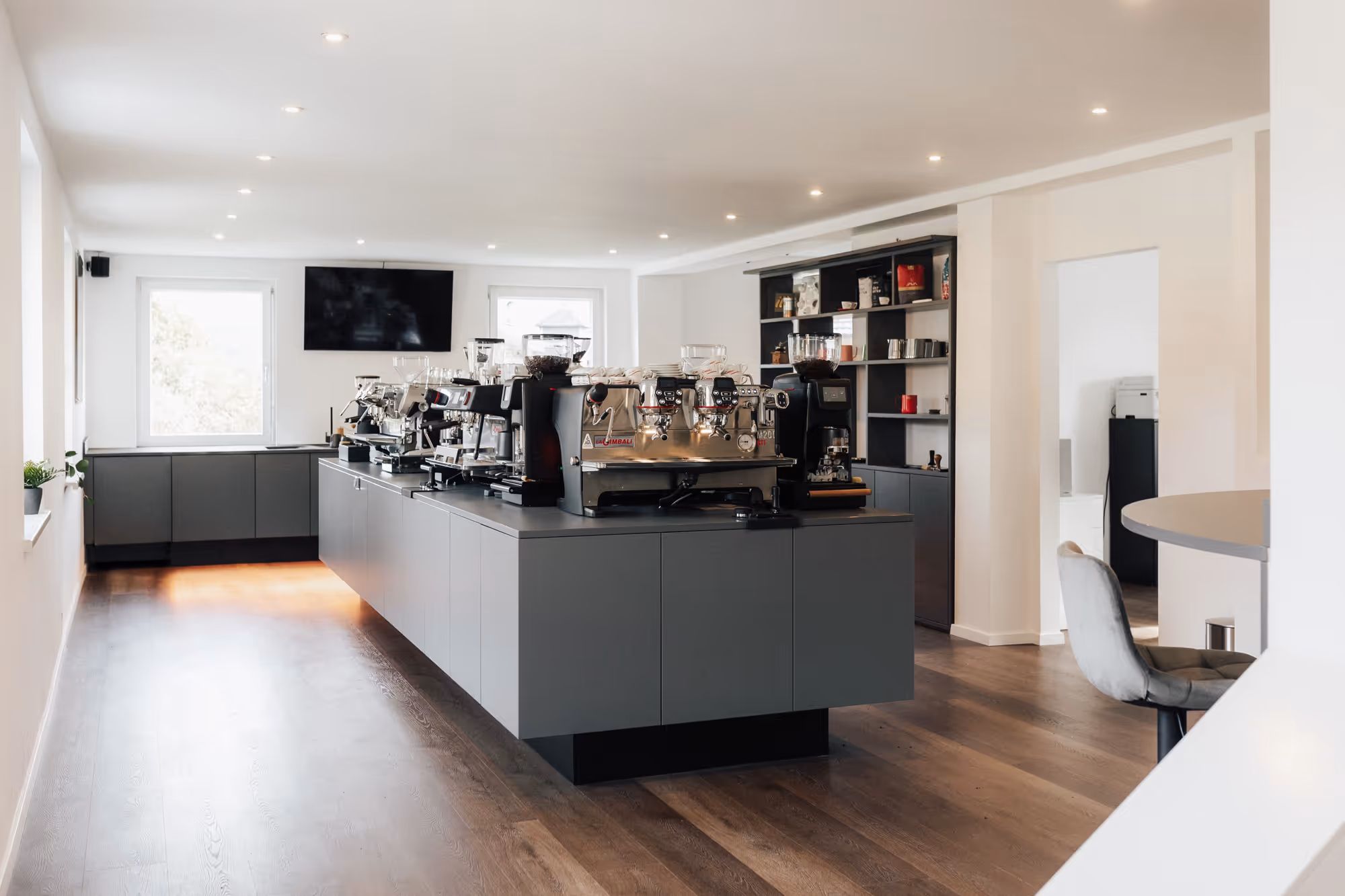 Raum mit vielen Kaffeemaschinen in Salzburg