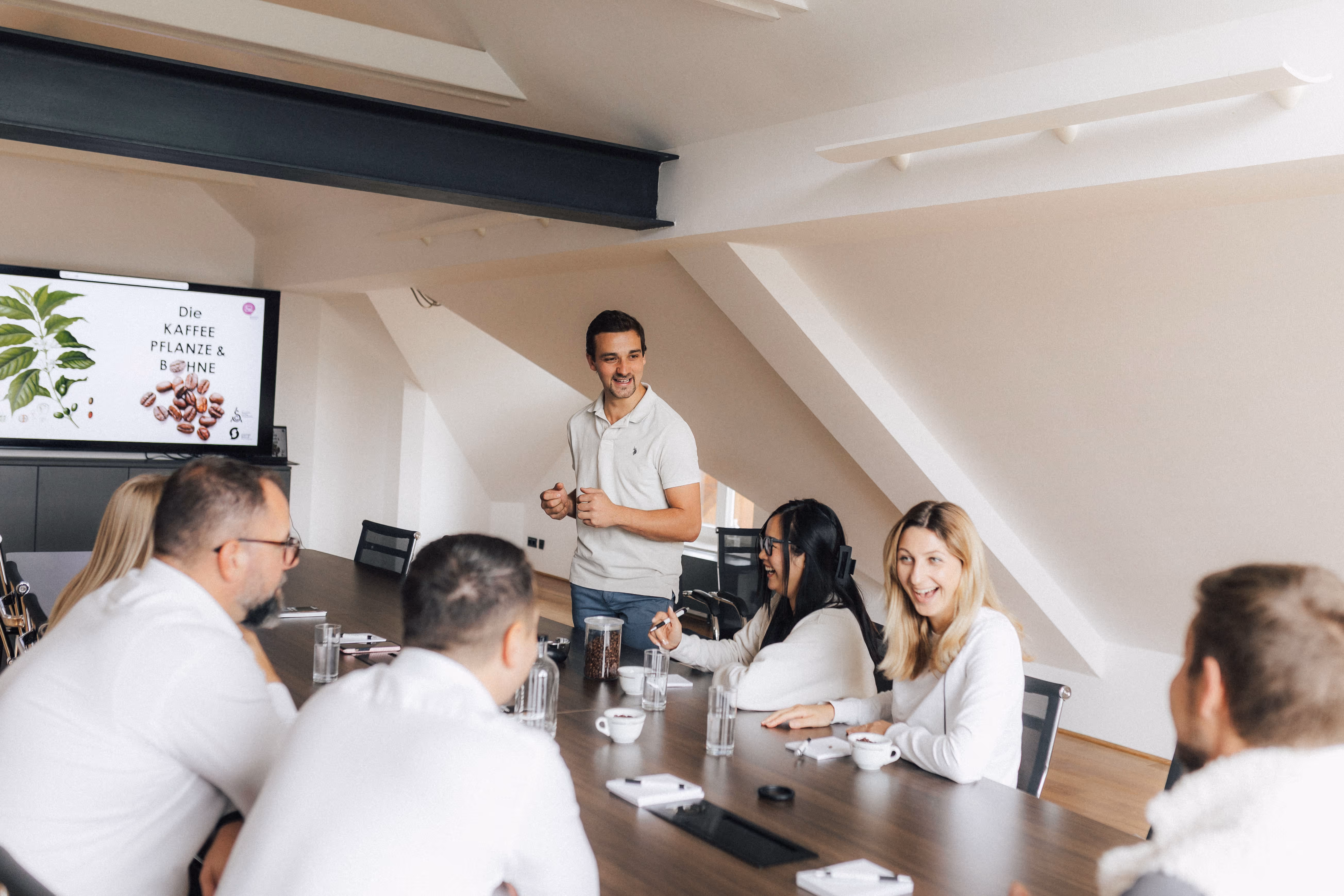 Eine Gruppe Leute in einem Seminarraum