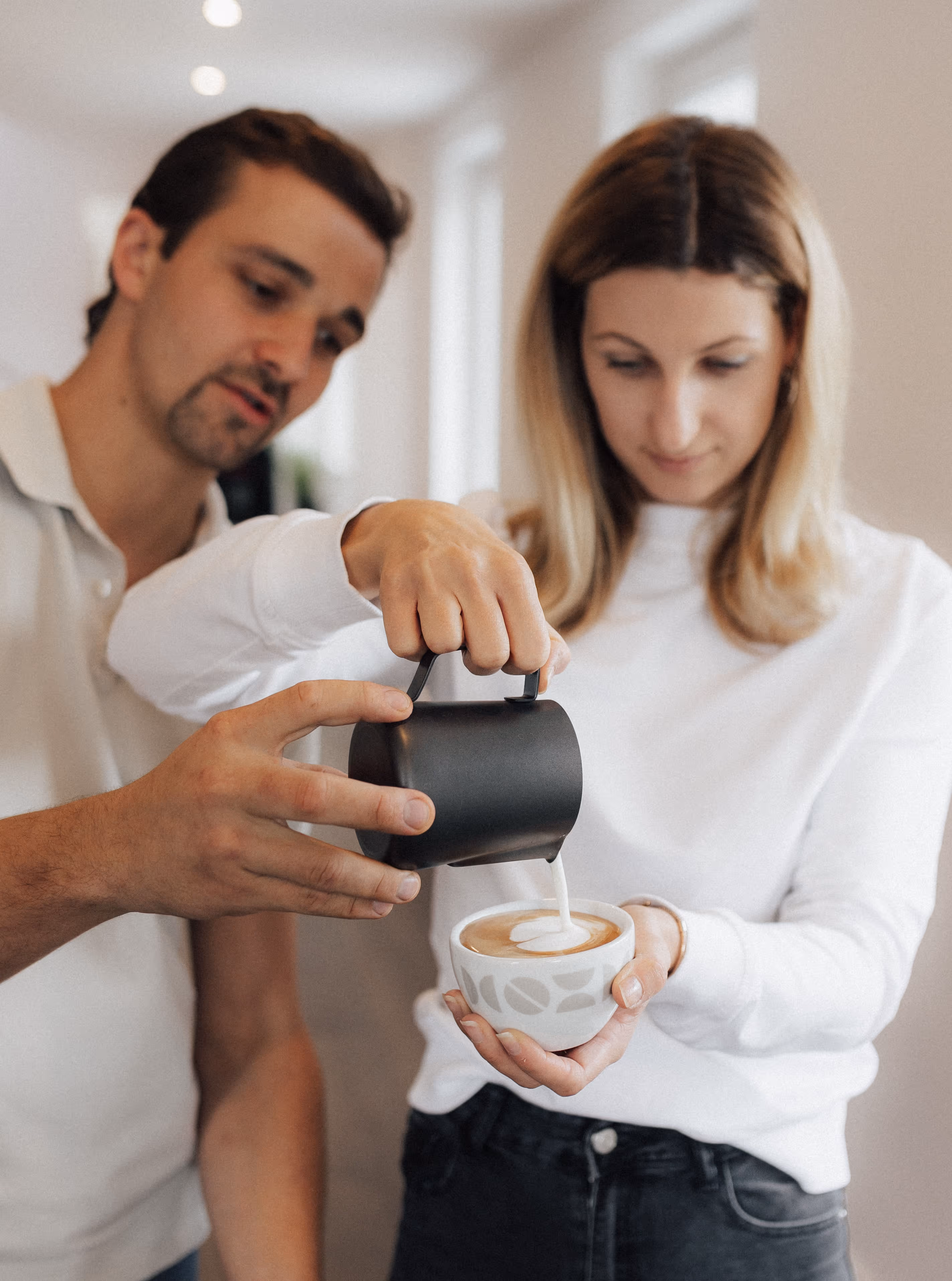 Ein Mann und eine Frau mit einem Kaffee