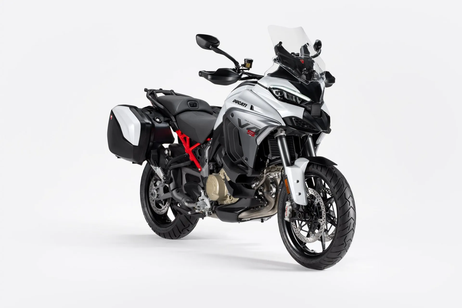 Weiße Ducati Multistrada V4 mit Seitentaschen in Studioaufnahme vor hellem Hintergrund.