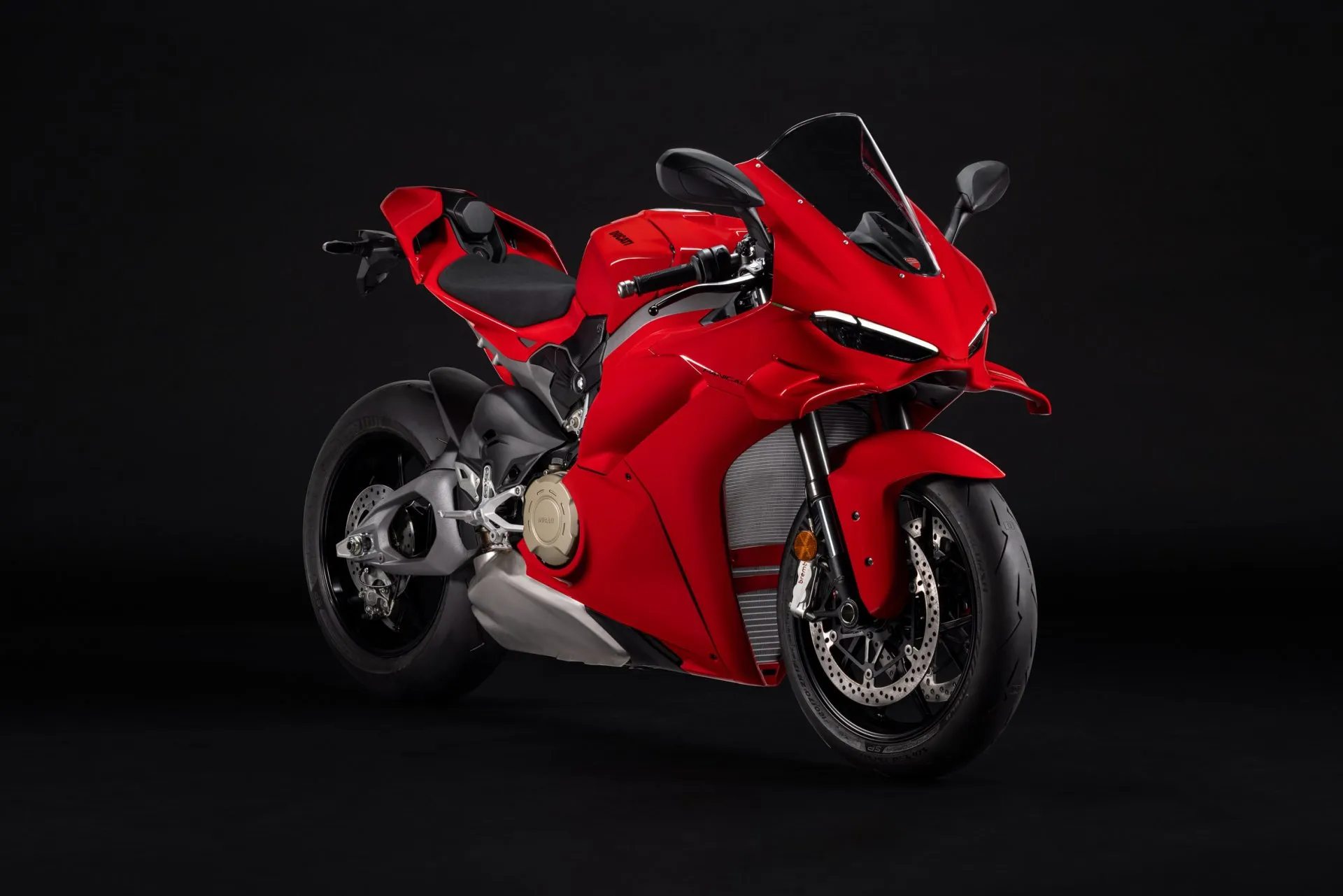 Rote Ducati Panigale Sportmotorrad in Studioaufnahme vor schwarzem Hintergrund.
