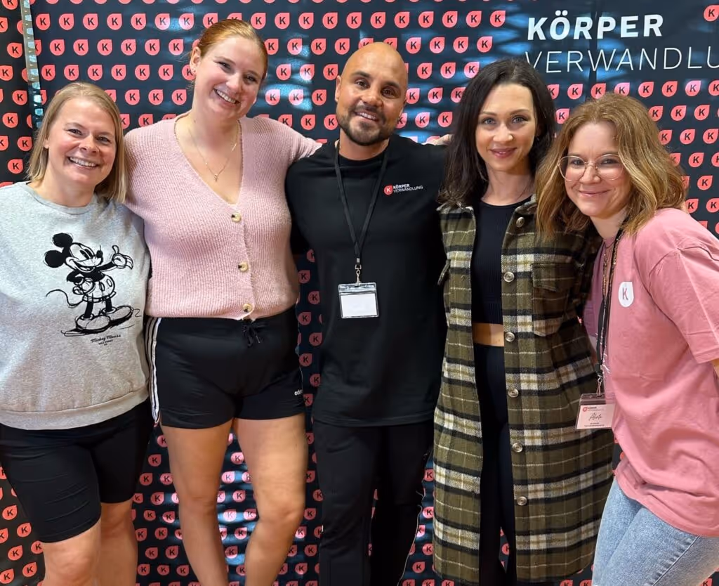 Teilnehmerinnen der Ernährungsberatung Körperverwandlung lächeln mit dem Gründer und Inhaber in die Kamera. Manche von ihnen haben Lipödem an den Beinen