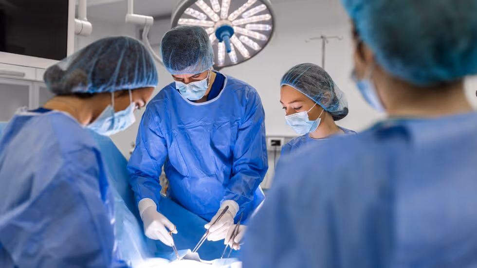 Ärzte bei einer operativen Behandlung