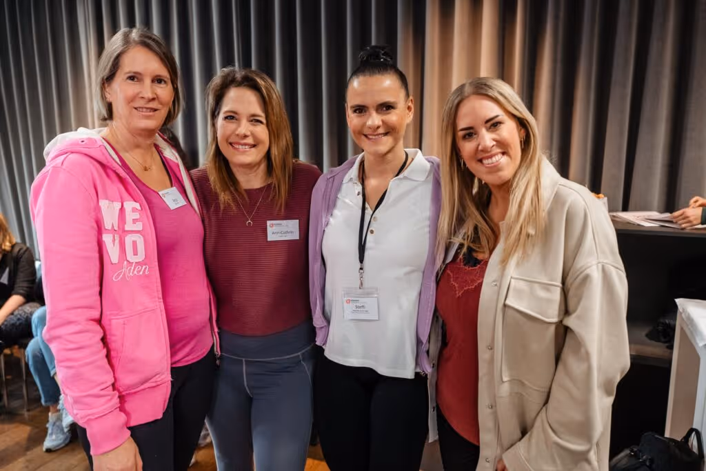 Erfolgreiche Teilnehmerinnen der Körperverwandlung strahlen gemeinsam in die Kamera. Sie haben durch gesunde Ernährung, Bewegung und gezieltes Training beeindruckende Fortschritte erzielt.