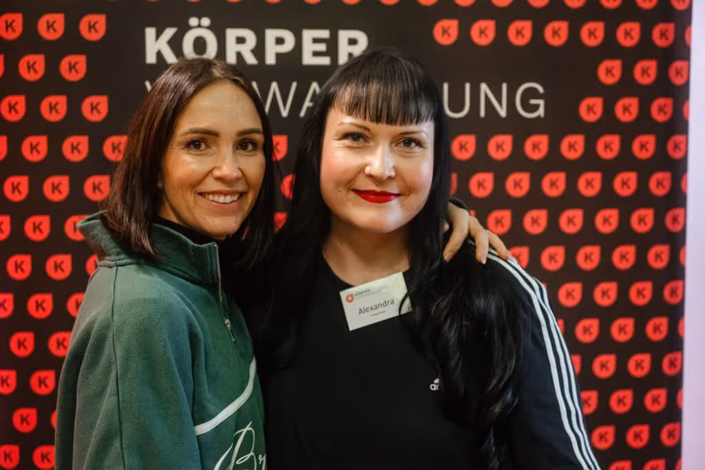 Angela nach ihrer erfolgreichen Gewichtsabnahme von 10 kg mit Alexandra – ihr Coaching hat sie dabei unterstützt, ihr Ziel zu erreichen.