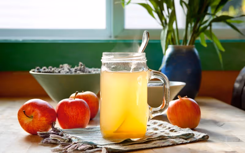 Apfelessig mit warmen Wasser verdünnt. Soll beim Abnehmen helfen.