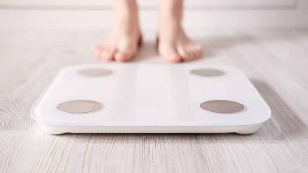 Moderne BIA-Waage mit vier Elektroden zur bioelektrischen Impedanzanalyse – symbolisch für die Unsicherheit bei Fitness-Check-Ups und ungenaue Ergebnisse im Studio.