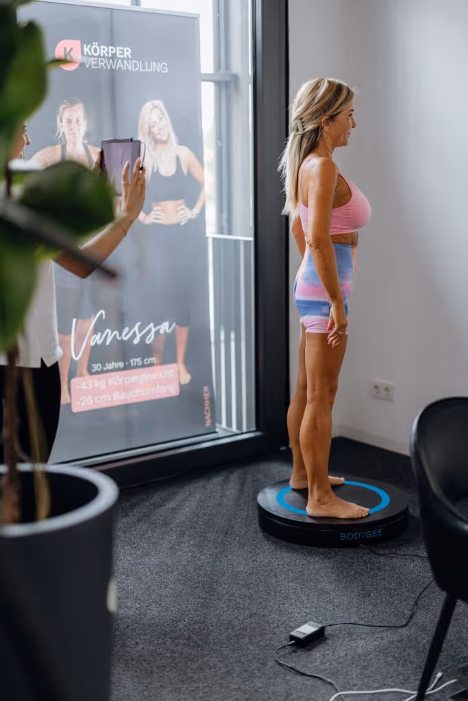 Eine Teilnehmerin wird mit einem 3D-Körperscanner gescannt – eine moderne und deutlich verlässlichere Methode zur Körperanalyse als eine herkömmliche BIA.