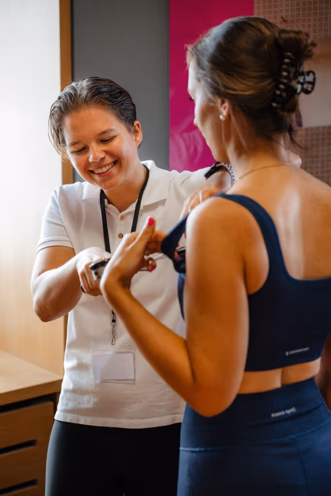 Präzise Hautfaltenmessung durch eine Trainerin von körperverwandlung – persönliche Betreuung statt ungenauer BIA-Werte.